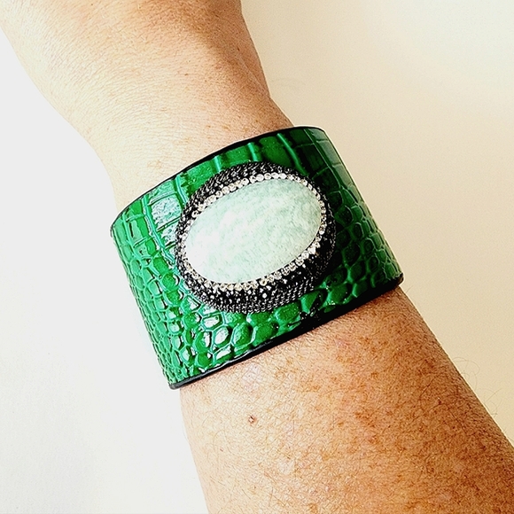 Chain Wrapped Green Quartz Embossed Green Leather Cuff Bracelet - Picture 1 of 3